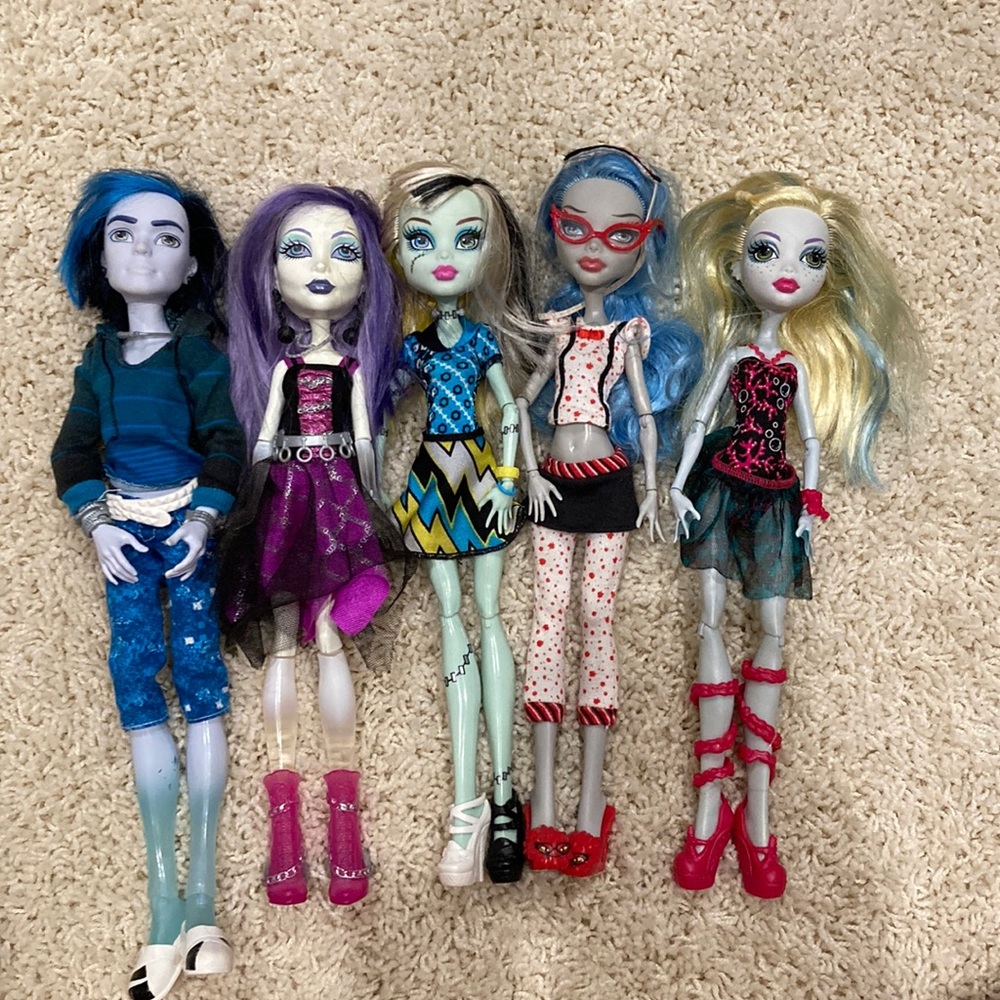5 used monster high dolls